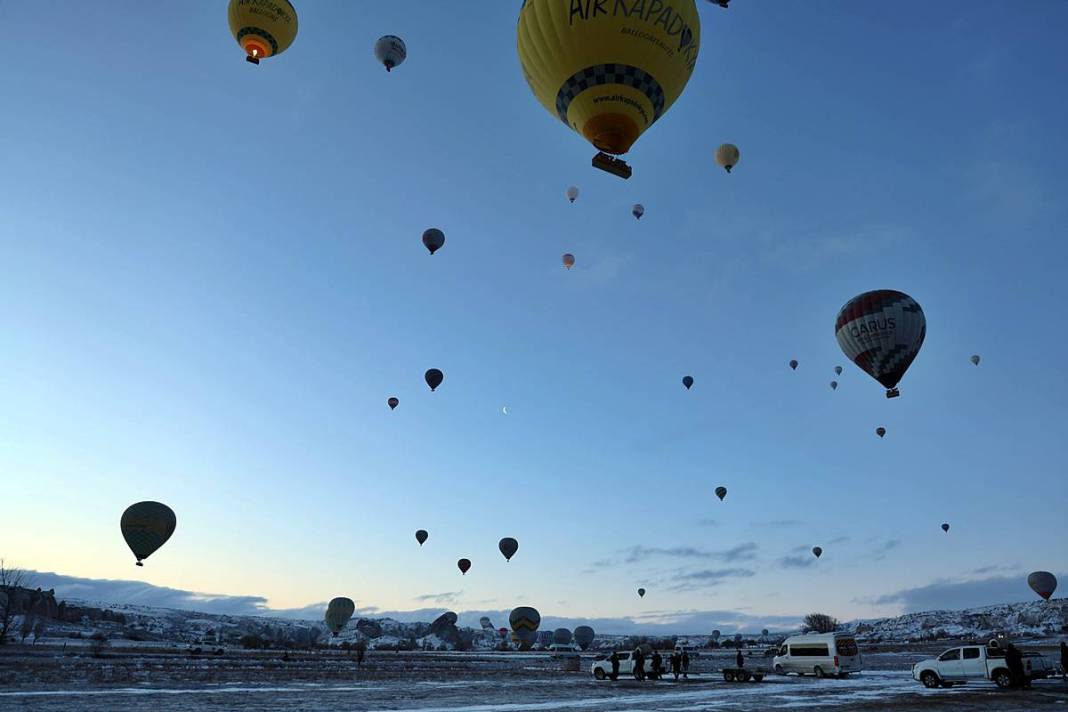 Beyaza bürünen Kapadokya büyüledi! Şehrin ışıkları geceyi aydınlattı 15